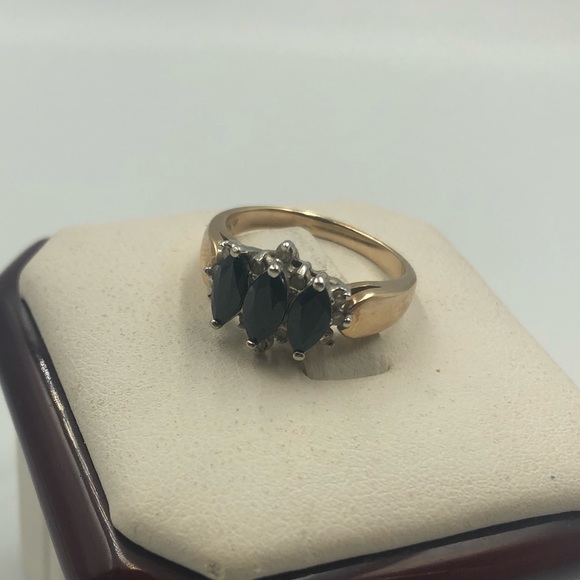 Dark sapphire with small diamonds on a 10K gold ring. - Picture 3 of 3